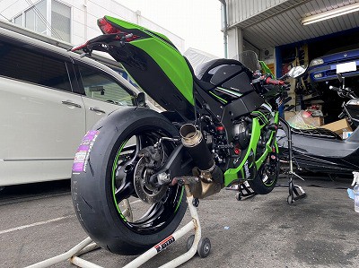 カワサキ「ZX-10R」のタイヤ交換「ダンロップ α14」 : オートライフ