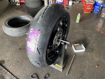 カワサキ「ZX-10R」のタイヤ交換「ダンロップ α14」 : オートライフ