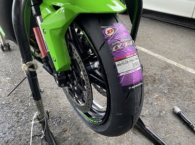 カワサキ「ZX-10R」のタイヤ交換「ダンロップ α14」 : オートライフ