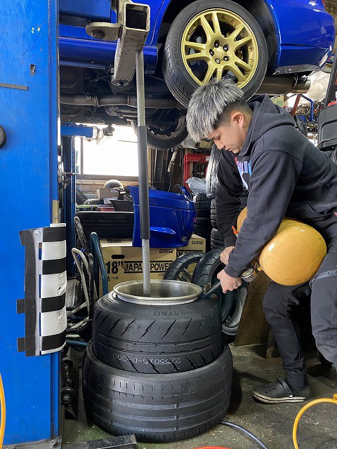 滋賀オートライフハノ 12Jの15インチに225/50R15の引っ張りタイヤの