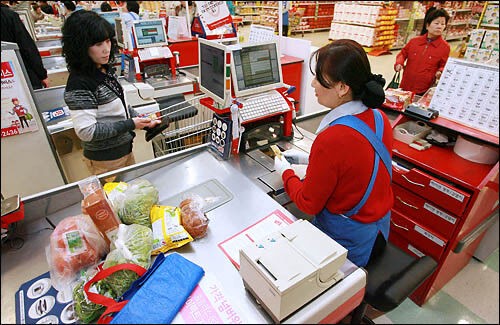 店員がイスに座ってレジしてる けしからん 海外の現実はこちら Neちゃんねる