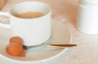 コーヒーを飲むと寝れない…カフェインの覚醒時間ってどれくらい？ : 持たない暮らし〜ミニマム生活。〈ねこと暮らすミニマリスト〉