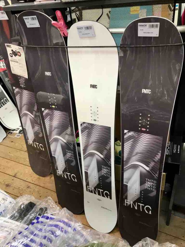FNTC TNT ブラックスノーボード FNTC エフエヌティーシー スノーボード 板 ユニセックス TNT C