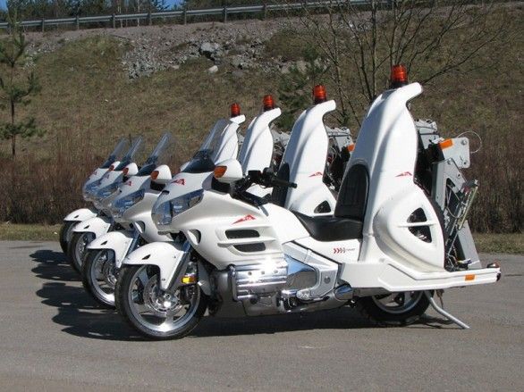 山梨県警高速隊が スクーター 導入 狭い道での事故対応 バイク速報
