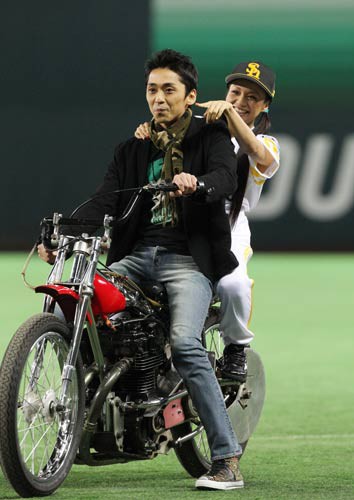 元smap草なぎ剛さん ボロボロのバイクを乗り回す バイク速報