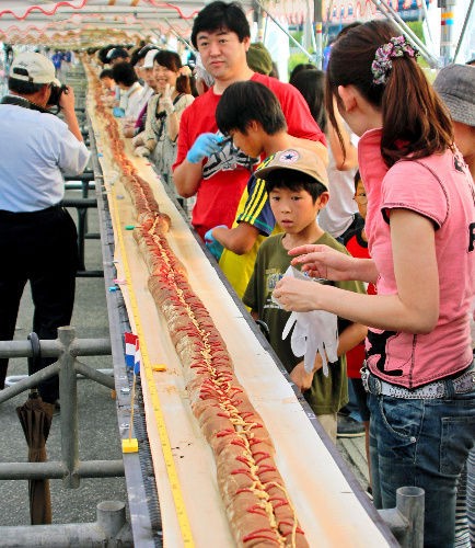 社会 世界最長ホットドッグ ソーセージは切れたが心をつなぐ 岡山 総社市 めしばなし