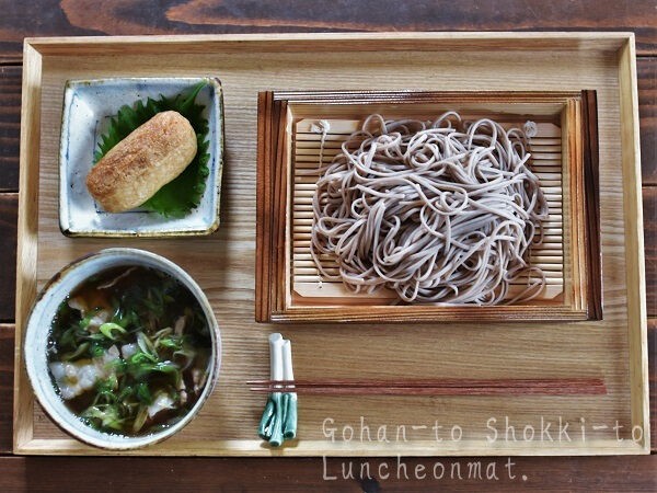 九条ねぎ豚つけ蕎麦 : ごはんと食器とランチョンマット。