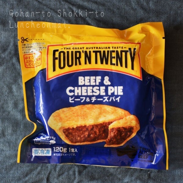 オージーミートパイ : ごはんと食器とランチョンマット。