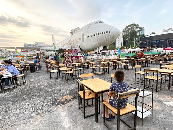ジャンボジェット機が展示してある、パタヤの屋台村「Runway Street