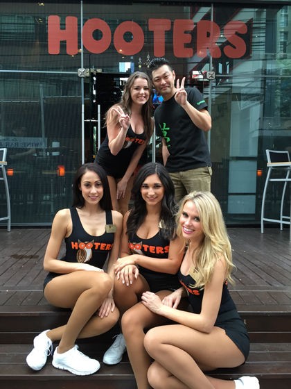 品良く着こなすため hooters ラグビーボール ふーたーず （Hooters Singapore at ラグビー ボール
