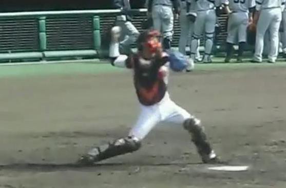 小林誠司捕手の送球フォーム連続写真 胸面から 野球動作分析強化指導サイト ヤキュウモーション