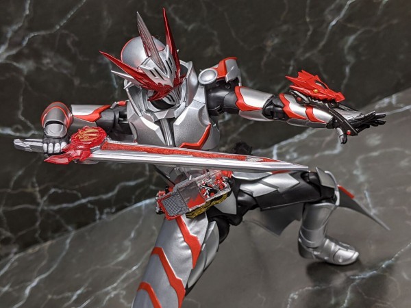 S.H.Figuarts 仮面ライダーセイバー ドラゴニックナイト-