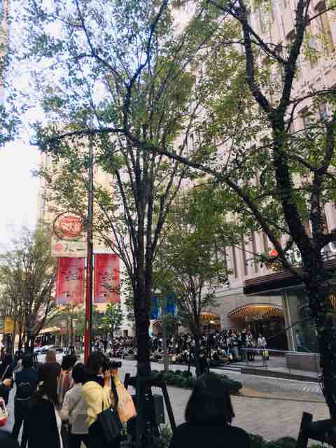 東京宝塚劇場前に 出待ち ならぬ 入り待ち の人波を発見 月組の公演らしい 銀座四丁目その日暮