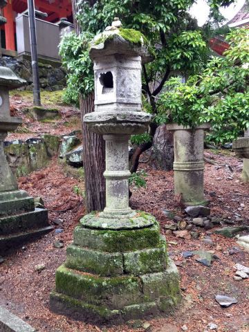 かすが灯篭 夏山石の春日型灯篭 | 4尺 - ISHIMOオンラインショップ