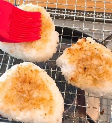 火で焼きおにぎりを焼く方法 焼きおにぎりとユージュアル サスペクツ コスパキ 収納 物欲 面倒を乗り越えキャンプを楽しむコスパ キャンパー 目指せミニマル 自作多め