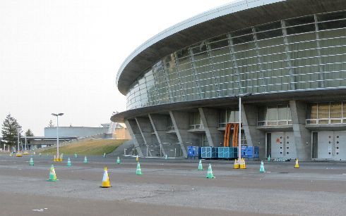 つどーむ ワクチン接種会場の 過剰警備 赤ワインも山から転げ落ちる