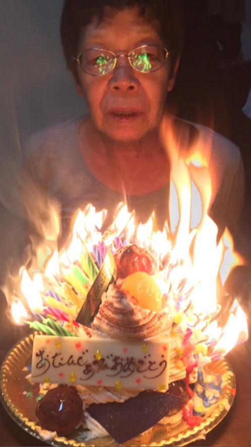 画像あり おばあちゃんの誕生日ケーキ 年齢と同じ数のロウソク に火を付けたら大炎上 ｗｗｗ ネクスト速報