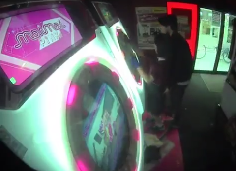 動画 女の子が Maimai プレイ中に尻を揉まれる事案発生 ネクスト速報