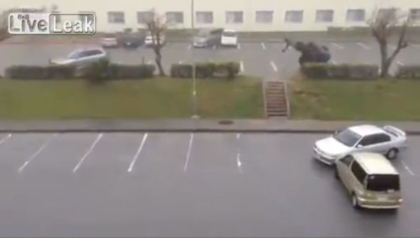 沖縄を直撃した台風で駐車場の車が吹き飛んで行く瞬間を捉えた映像 299 にーきゅうきゅう