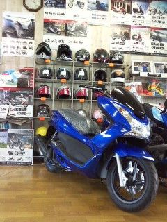 ホンダ・PCXキャンディーライトニングブルー入荷 : バイク屋の日記