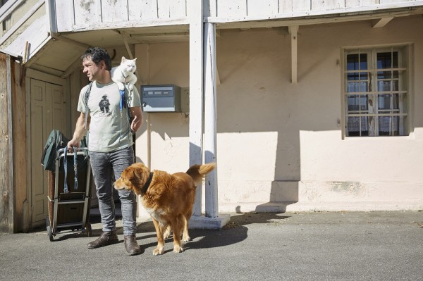 妻と左腕をなくした男 犬と猫と一緒に路上で絵を描きながらヨーロッパを10年めぐり スイスで本を出版 Big Issue Online