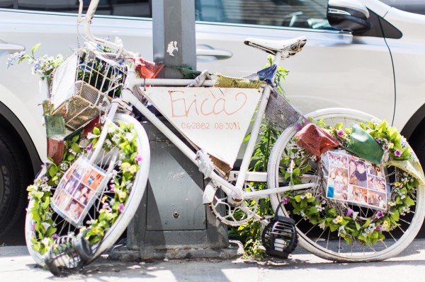 白い自転車 の意味を知っていますか 自転車事故現場に置かれる ゴーストバイク の世界的ムーブメント Big Issue Online