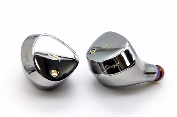 イヤホン SIMGOT ET142 SIMGOT ET142」 12.1mm平面+多層PZTハイブリッド。同社らしい音