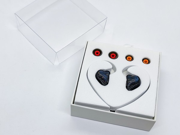 Geek Wold GK10」 ポップな外観に2ピエゾ+1BA+2DD構成。癖強めながら