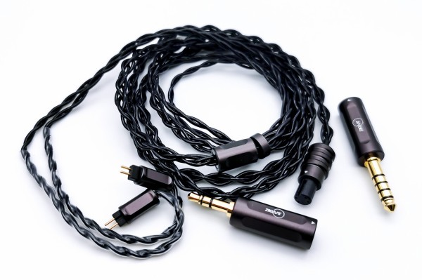 ZiiGaat Luna」 Knowles & Sonion製による 6BA構成。美しいデザインに