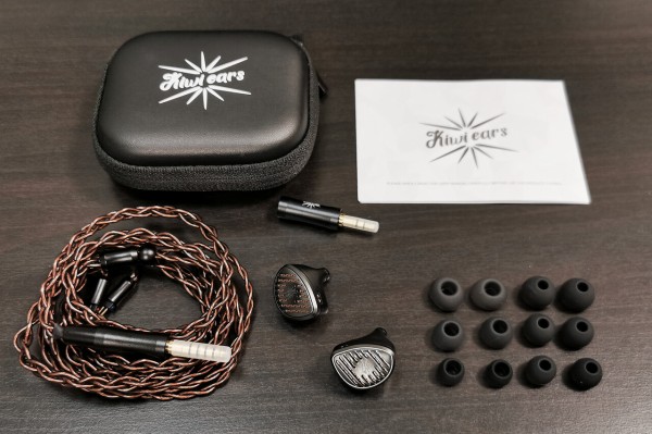 Kiwi Ears Septet」 1DD+4BA+1MPT+1PZTの片側7ドライバー構成。上流を