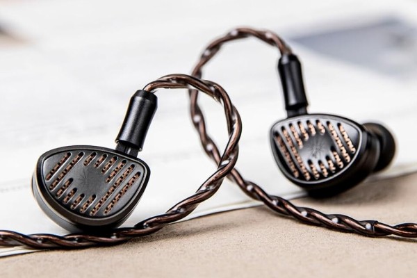 Kiwi Ears Septet」 1DD+4BA+1MPT+1PZTの片側7ドライバー構成