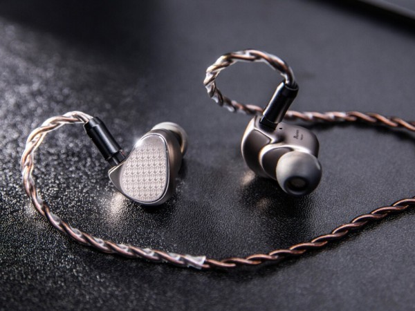 Kiwi Ears Halcyon」 MEMS+3BA+1DD構成でニュートラル方向で低域の迫力