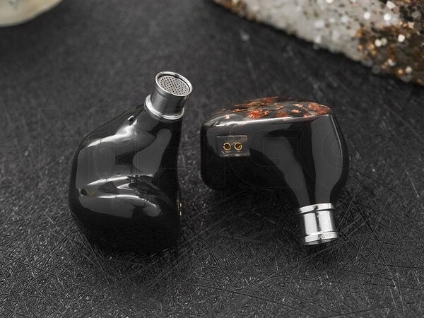 TKZK Ouranos」 美しい3Dプリントシェル、CNT振動板のスピード感があり