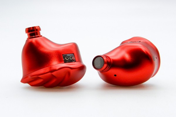 HIDIZS MK12 x DucBloke」 鮮烈なレッドカラーに充実した付属品。低域