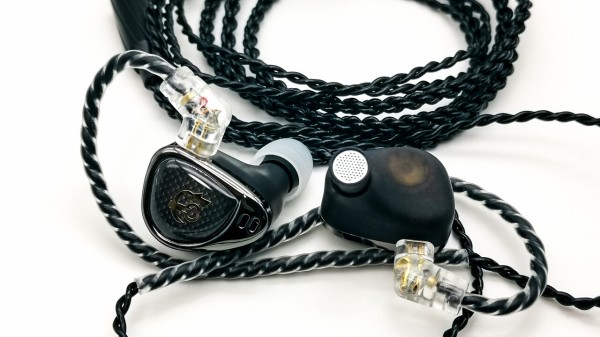 QKZ x HBB Khan」 10mm+7.8mm LCP複合振動板2DD構成。某ZEROぽい