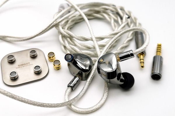 イヤホン SIMGOT ET142 SIMGOT ET142」 12.1mm平面+多層PZTハイブリッド。同社らしい音