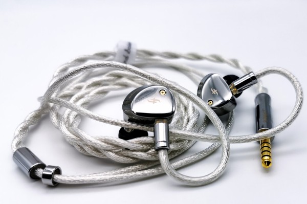 SIMGOT ET142」 12.1mm平面+多層PZTハイブリッド。同社らしい音