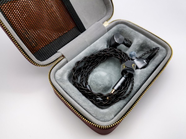 7Hz LEGATO」 6mm+10mmドライバーによる直列配置2DD構成。パワフルな低