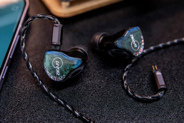 ZiiGaat Luna」 Knowles & Sonion製による 6BA構成。美しい