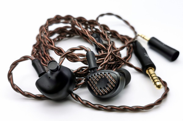 Kiwi Ears Septet」 1DD+4BA+1MPT+1PZTの片側7ドライバー構成。上流を