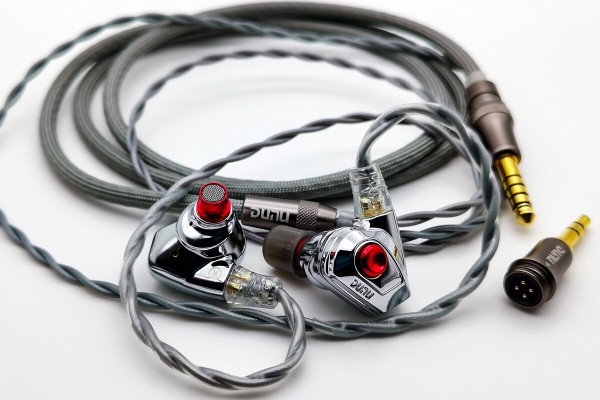 DUNU TITAN S2」 新ドライバー搭載に充実した付属品。メタリックな金属