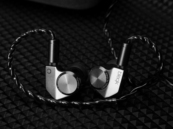 ORIVETI bleqk Dynabird」 クールなブラックデザインにバランス