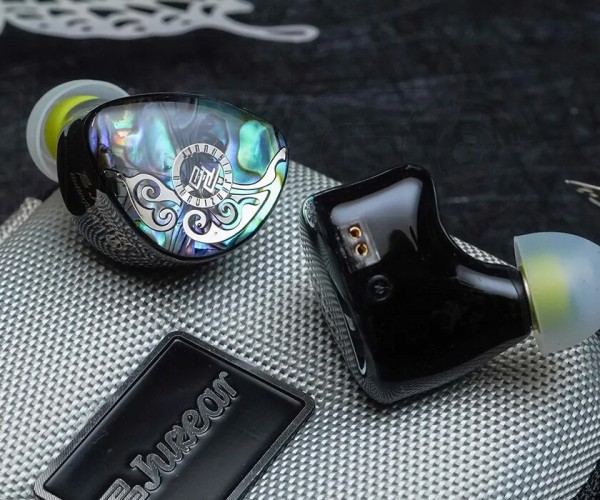 【美品】Juzear Butterfly 61T（定価33,341円） イヤホン】JUZEAR Butterfly 61T – 蝶のように舞う、優美な