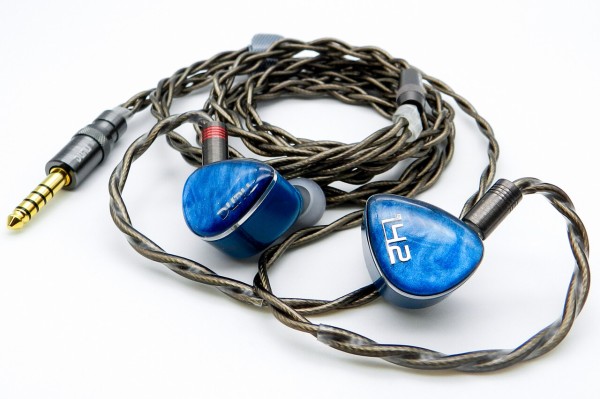 DUNU DN142」 1DD+4BA+2Planarの4Way構成。鮮明なブルーカラーと