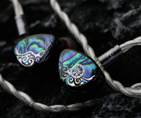 【美品】Juzear Butterfly 61T（定価33,341円） JUZEAR Butterfly 61T」 美しいシェルにKnowles製BAとCCP振動板