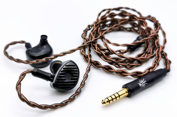 Kiwi Ears Septet」 1DD+4BA+1MPT+1PZTの片側7ドライバー構成。上流を