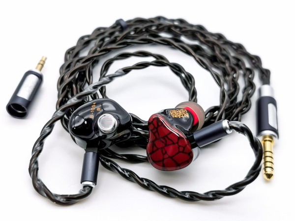 未使用未開封　PUNCHAUDIO MARTILO 有線イヤホン　他社イヤピ付き 未使用未開封 PUNCHAUDIO MARTILO 有線イヤホン 他社イヤピ付き