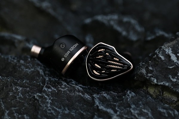 Hidizs MS5」 独自DD＋Sonion製BAによるハイグレードな4BA+1DD構成。全