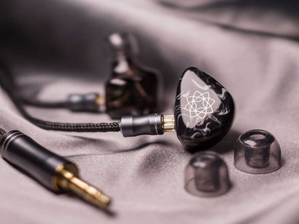 See Audio Bravery」 落ち着いたシェルデザインに付属する高級