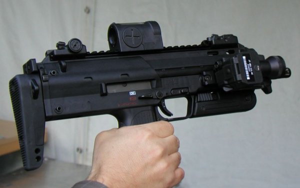 ヘッケラー コッホ社がベルギーのfn P90に対抗して開発したpdw H K Mp7とは Gun Geek